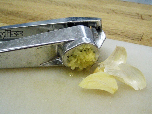 Картофельные дольки с чесноком