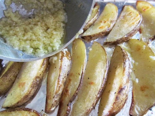 Картофельные дольки с чесноком