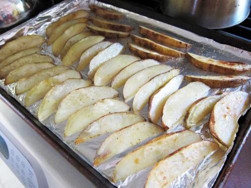 Картофельные дольки с чесноком