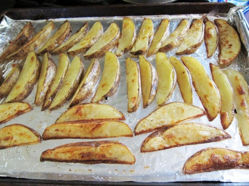 Картофельные дольки с чесноком