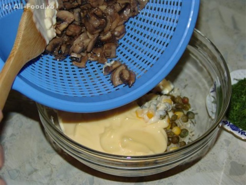 Салат с кукурузой и грибами