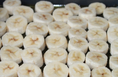 Пирог-перевертыш с бананами и сливочно-карамельным соусом