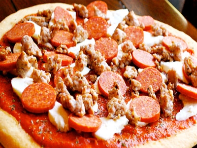 Простая пицца с колбасой и помидорами