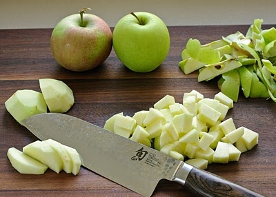 Быстрый яблочный штрудель с изюмом, миндалем и корицей