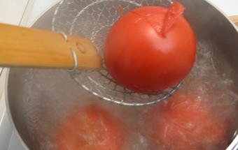 Постная томатная заправка с луком для салатов