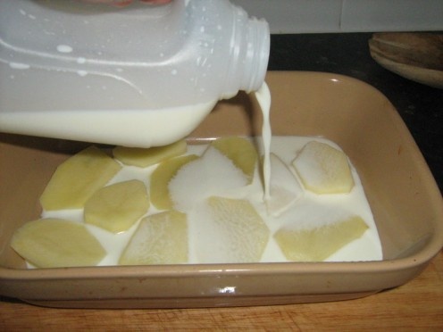 Картошка в молоке запеченная в духовке