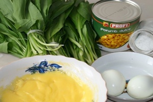 Салат с черемшой, яйцами и кукурузой