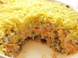 Салат с грибами и рыбной консервой