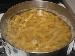 Итальянский салат с макаронами