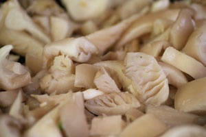 Жареный картофель с вешенками