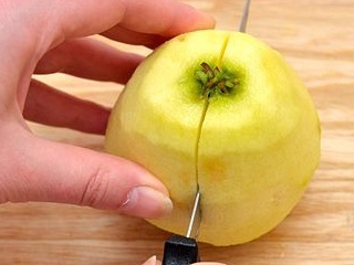 Постный пирог с яблоками и корицей