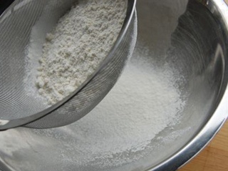 Постный пирог с яблоками и корицей