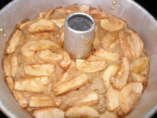 Постный пирог с яблоками и корицей