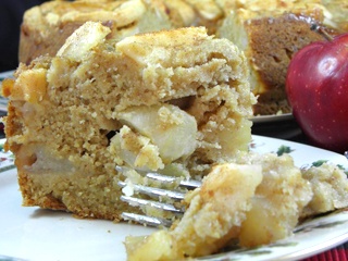 Постный пирог с яблоками и корицей