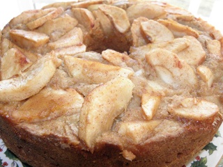 Постный пирог с яблоками и корицей