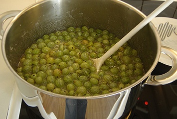 Варенье из крыжовника с грецким орехом