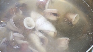 Салат с кальмарами и яйцом