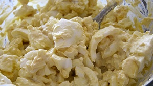 Салат с кальмарами и яйцом