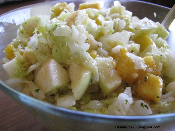 Салат из пекинской капусты с ананасом