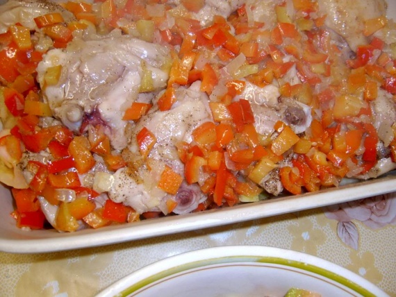 Курица с болгарским перцем и помидорами