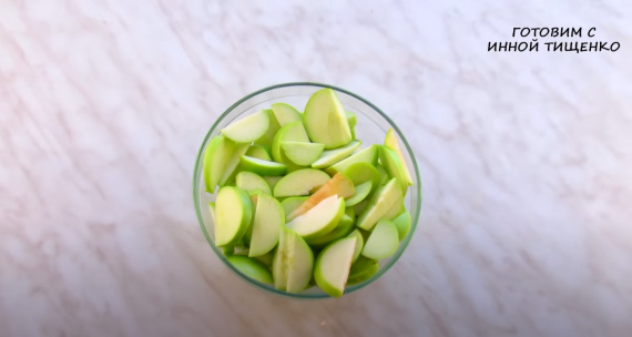 Простой рецепт шарлотки с яблоками в духовке