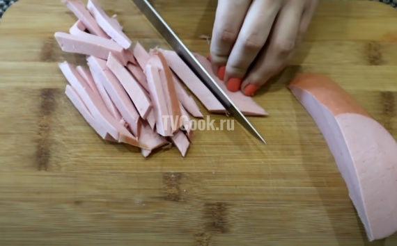 Горячие бутерброды с колбасой на сковороде