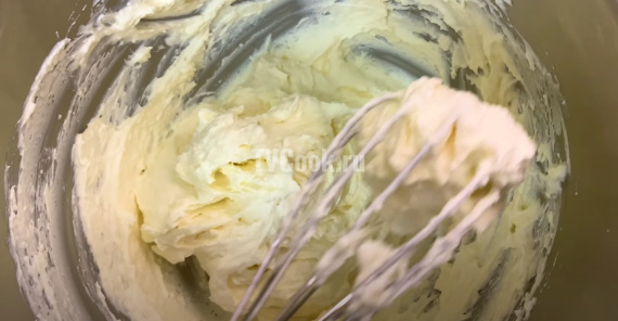 Бисквитный торт с йогуртовым кремом