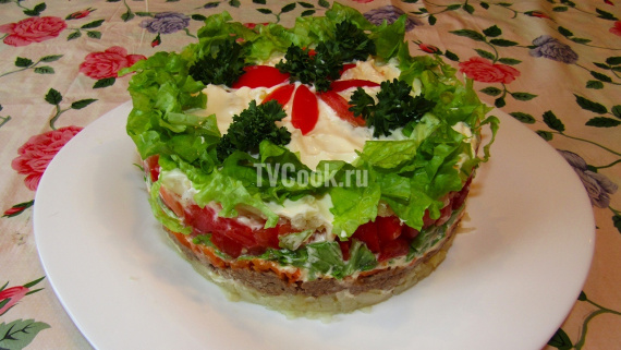 Слоеный салат с тунцом и помидорами
