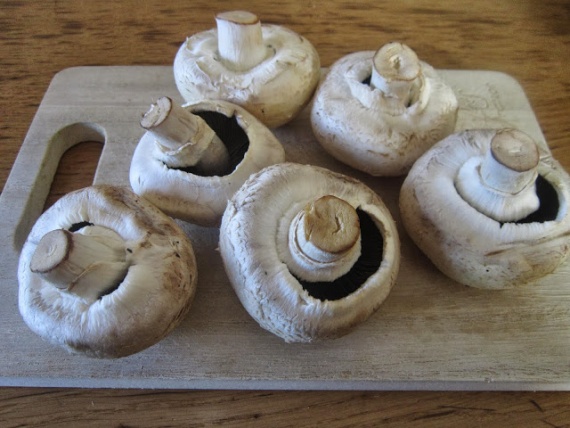 Фаршированные курицей шампиньоны
