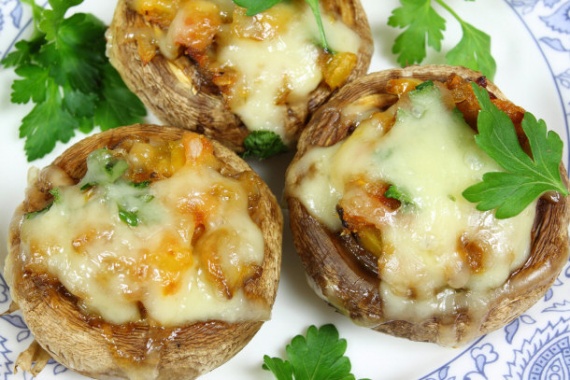 Фаршированные курицей шампиньоны