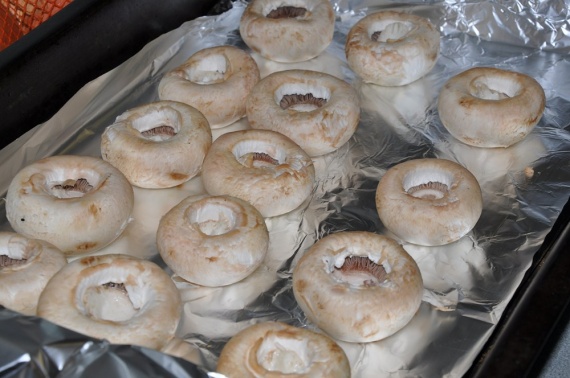 Фаршированные курицей шампиньоны