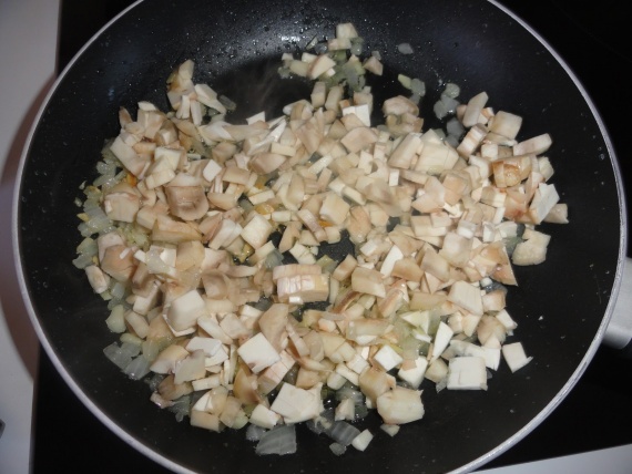 Фаршированные курицей шампиньоны