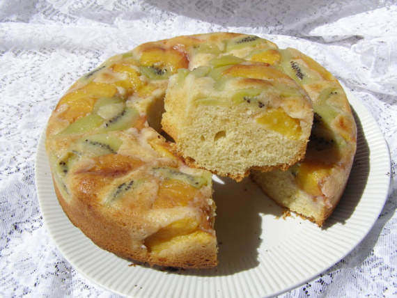 Пирог-перевертыш с персиками и киви