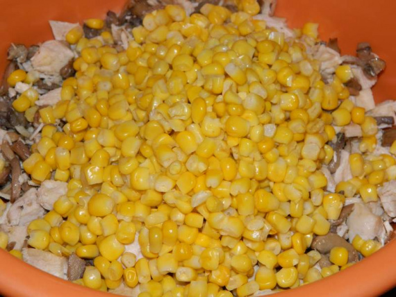 Салат с консервированными грибами и курицей