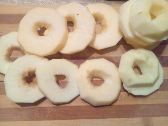 Жареные яблоки в тесте