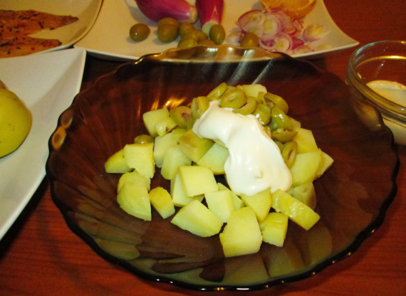Салат из копченой рыбы с картофелем