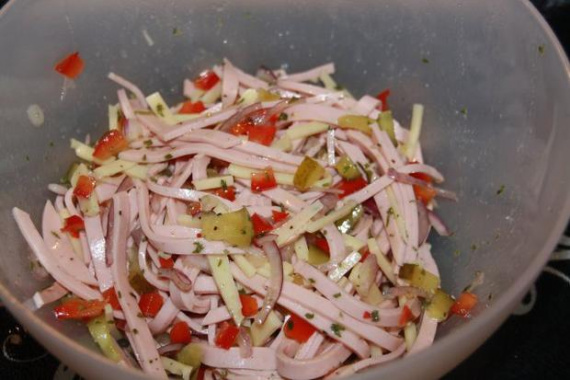 Салат из колбасы