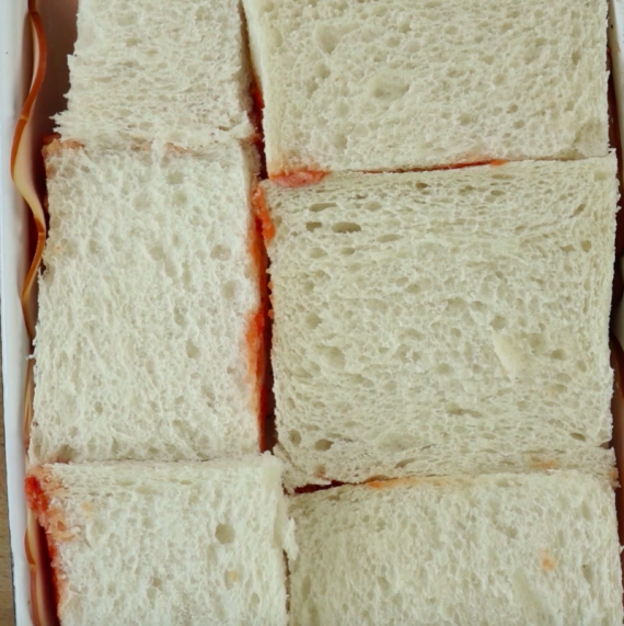 Хлебная запеканка с ветчиной, сыром и перцем