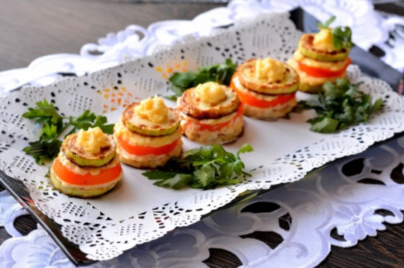 Кабачки с сыром и помидорами