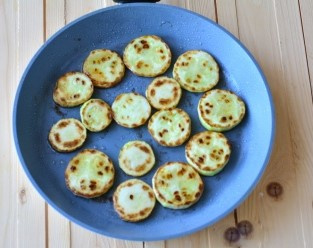 Кабачки с сыром и помидорами