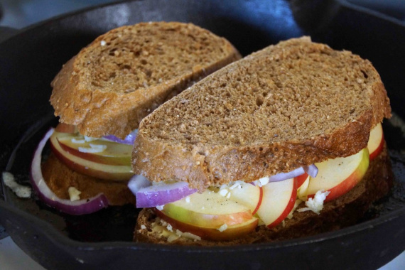 Горячий бутерброд с яблоком, луком и сыром