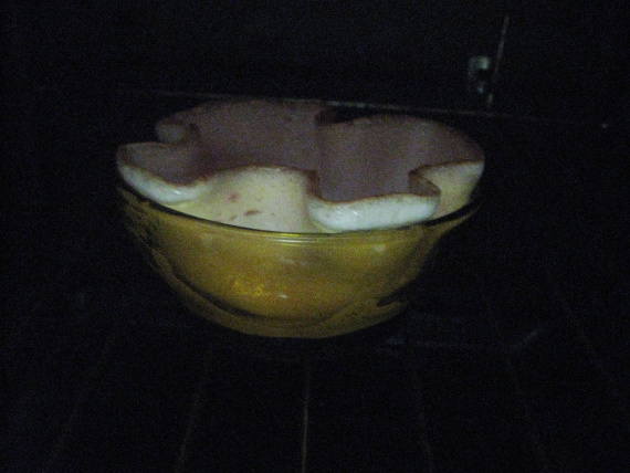 Яичница в гнезде из колбасы