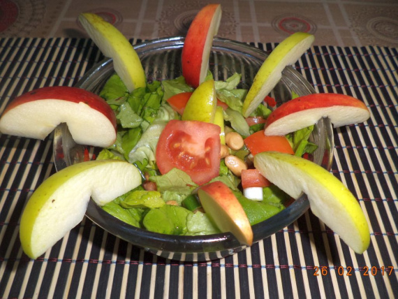 Овощной салат с яблоками