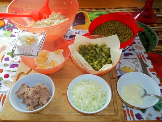 Салат с тунцом, рисом и огурцом