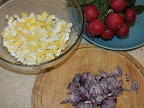 Салат с курицей и редисом