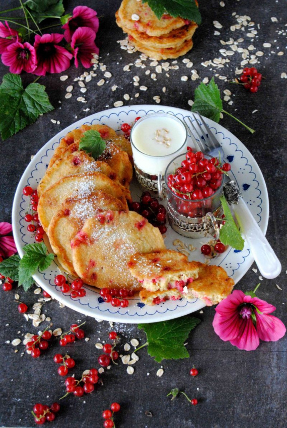 Овсяные оладьи с красной смородиной