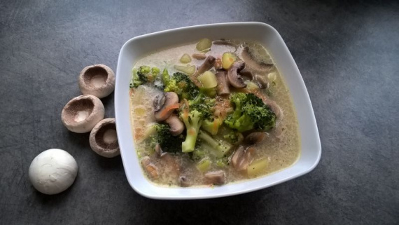 Куриный суп с брокколи и шампиньонами