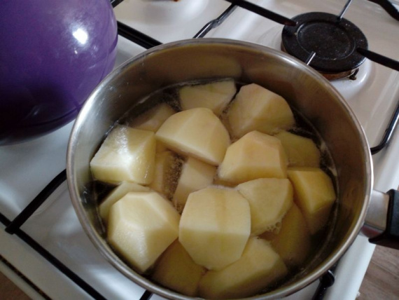 Картофельное пюре с консервированным горошком
