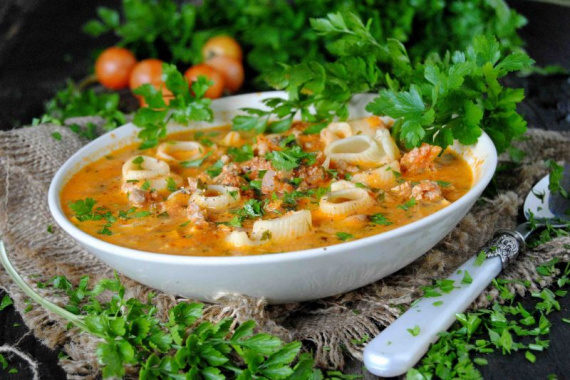 Томатный суп с фаршем и макаронами