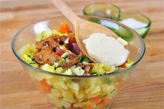 Салат с маринованными лисичками